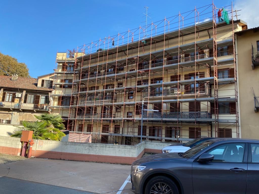 un'auto è parcheggiata davanti a un edificio in costruzione.