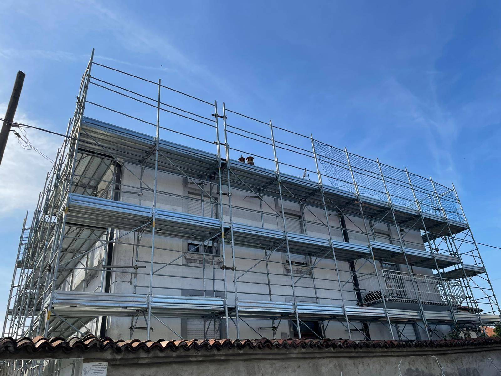 Ponteggio installato sulla facciata di un condominio
