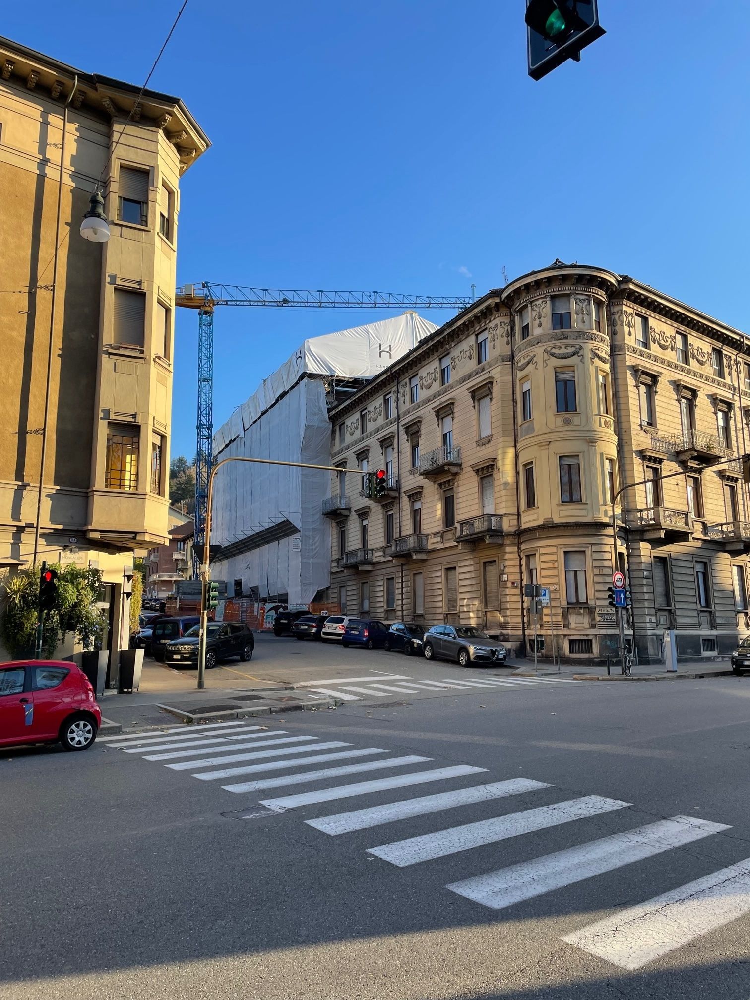 un'auto rossa percorre una strada davanti a un edificio