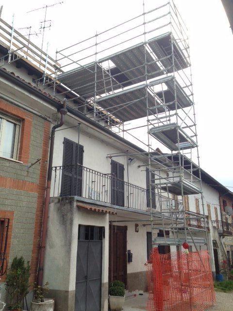 un edificio con un'impalcatura sul lato