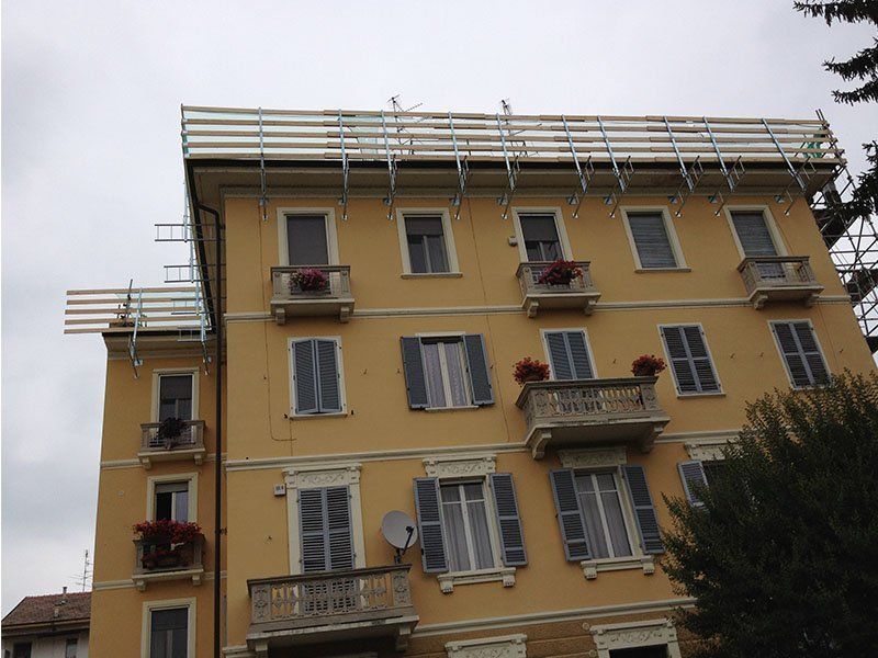 mensole autoportanti per lavorazioni sul tetto dell'edificio