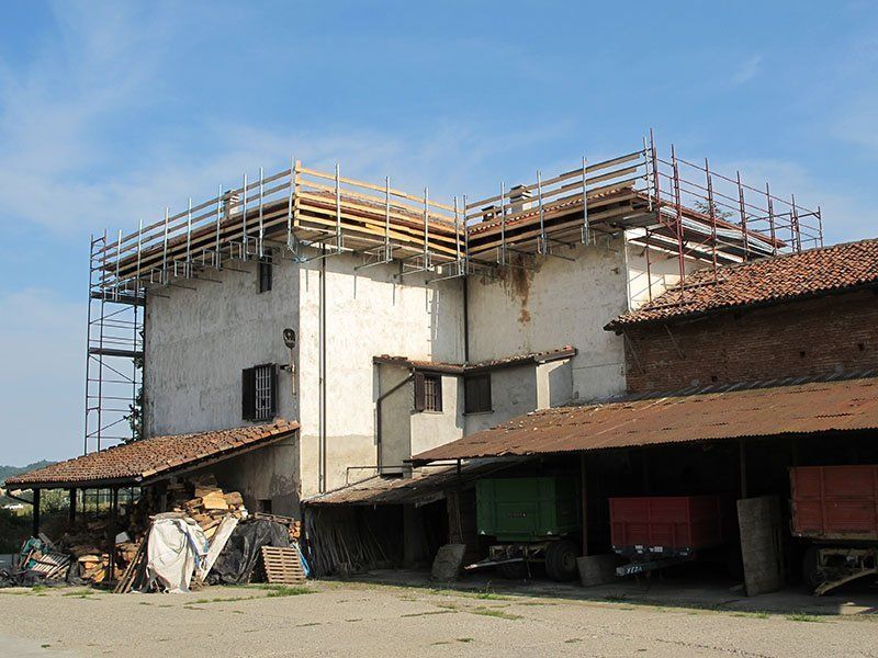 mensole autoportanti montate per ripristino del tetto dell'abitazione