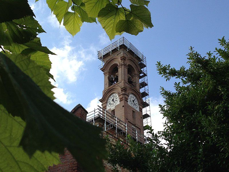 ponteggio montato per ripristinare il campanile di una chiesa