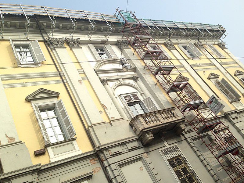 ponteggio con mensole per restauro edificio storico