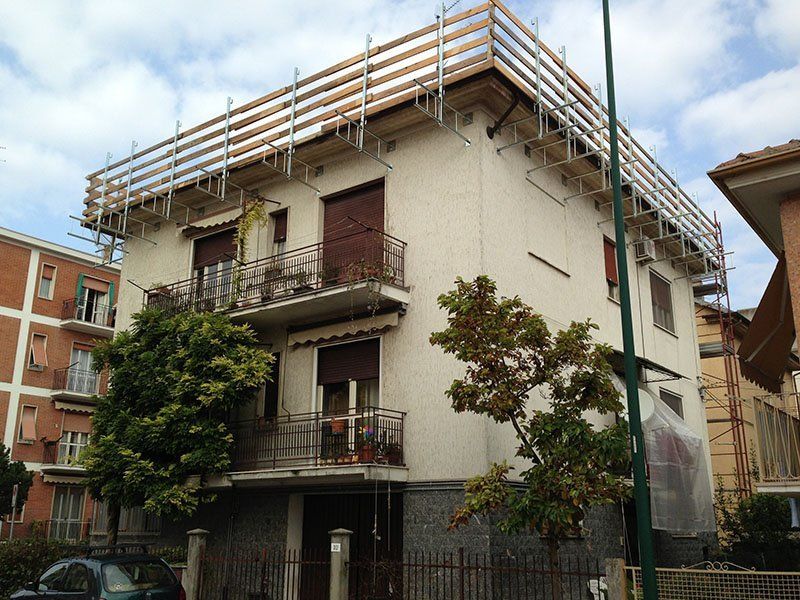 un edificio con un balcone e un'impalcatura sopra di esso