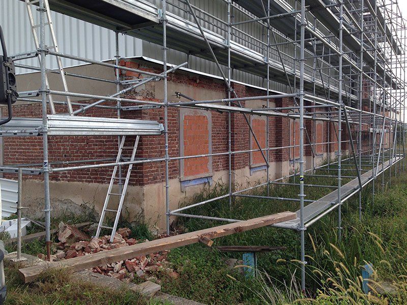 un edificio con un'impalcatura sul lato