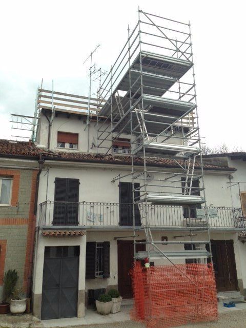 un edificio con un'impalcatura sul lato