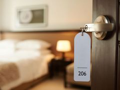 Ein Hotelzimmer mit einem Schild an der Tür, auf dem steht 206