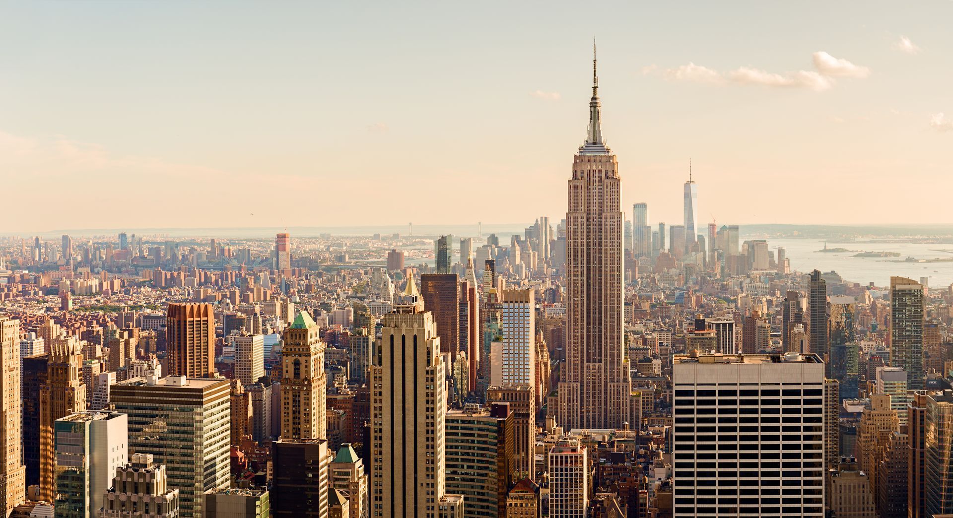 Eine Luftaufnahme der Skyline von New York City mit dem Empire State Building im Vordergrund.