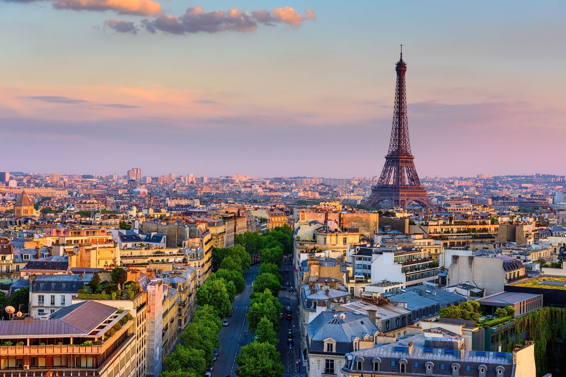 Eine Luftaufnahme von Paris mit dem Eiffelturm im Hintergrund