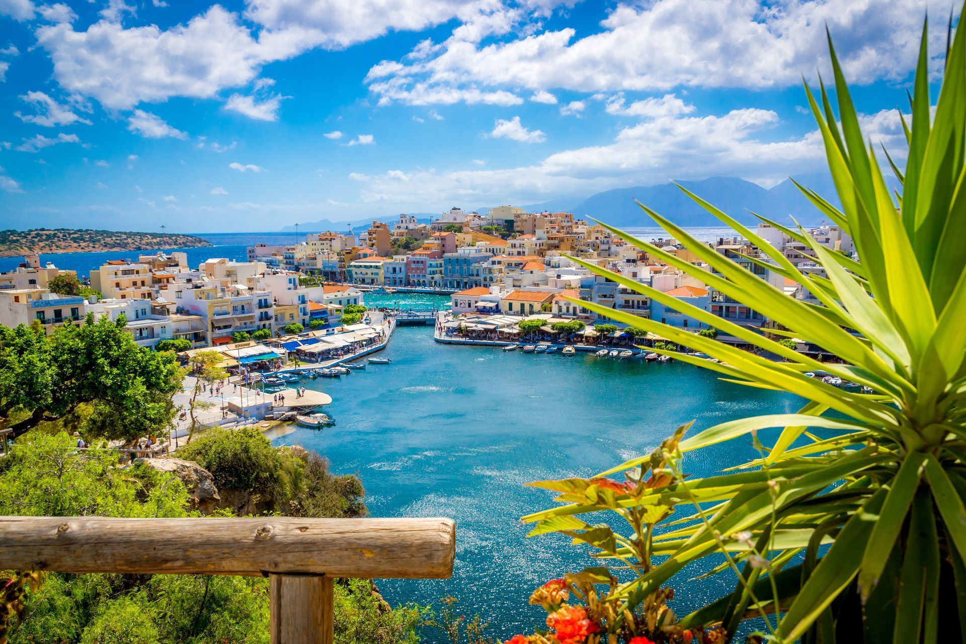 Ein Blick auf eine Stadt von einem Balkon mit Ausblick auf ein Gewässer.