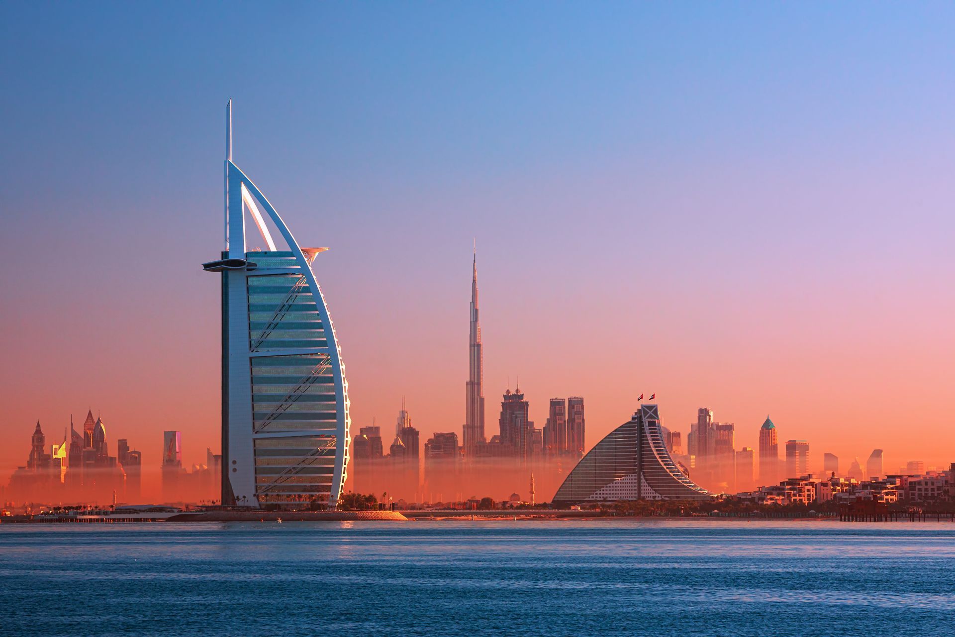Ein Blick auf die Skyline von Dubai vom Wasser aus bei Sonnenuntergang.