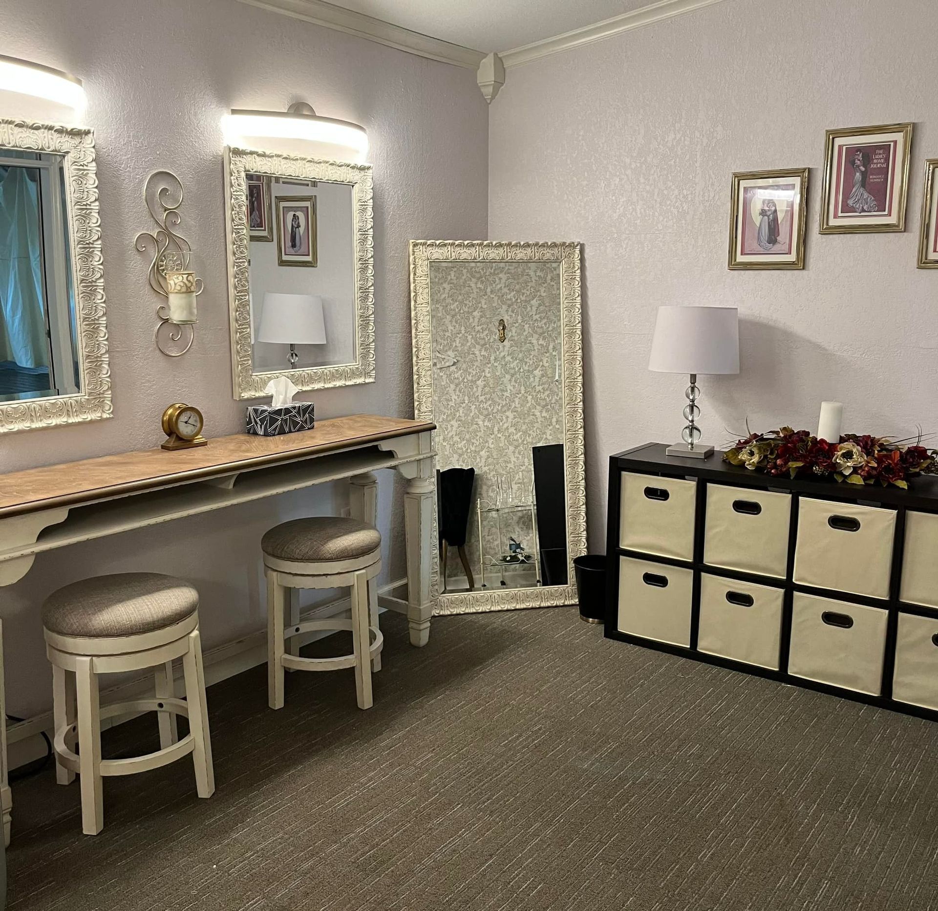 A room with two mirrors and a large mirror