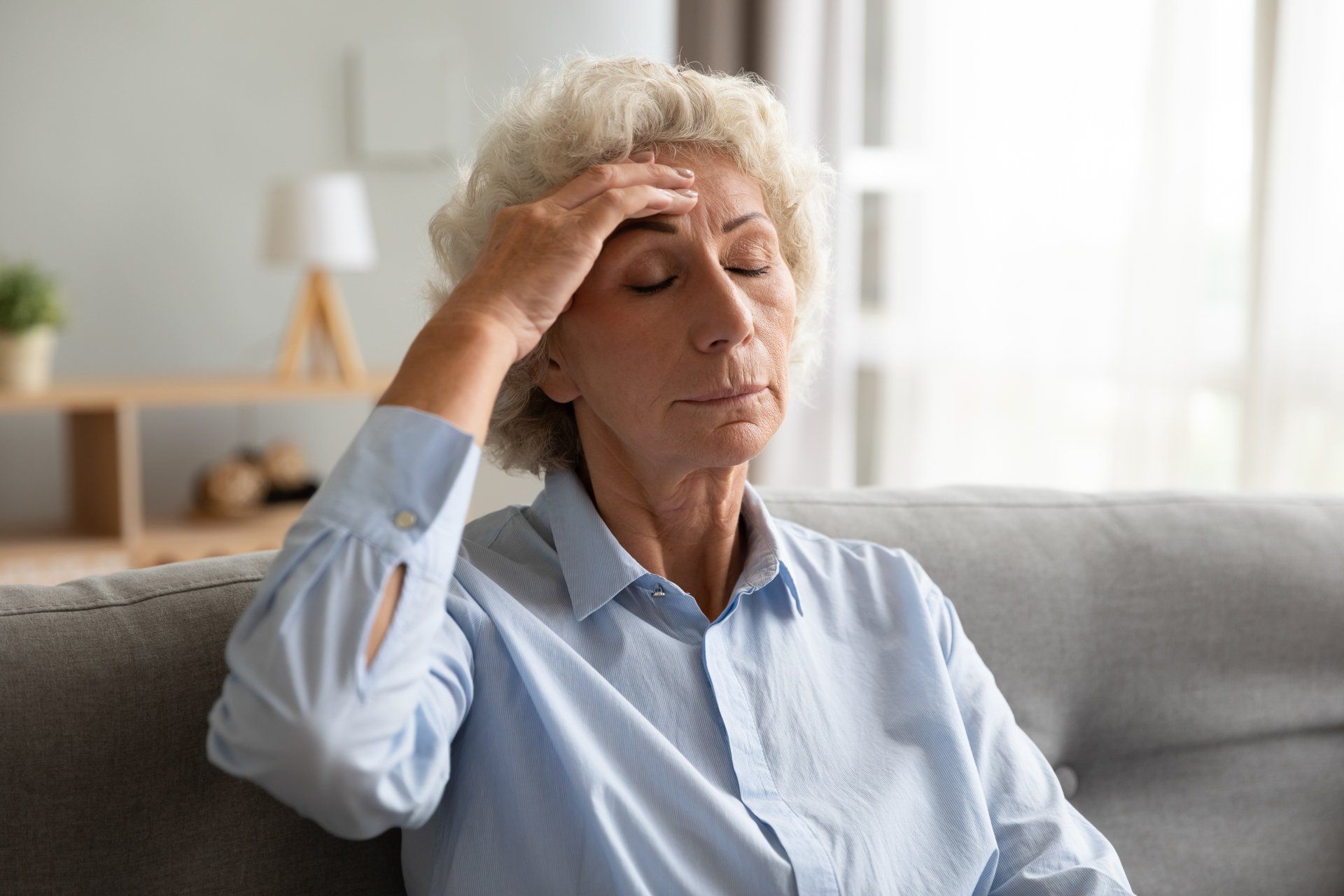 Бабушки устают. Пожилая женщина ноет. У пожилой женщины болит голова. Головная боль у пожилых. Пациент с головокружением.