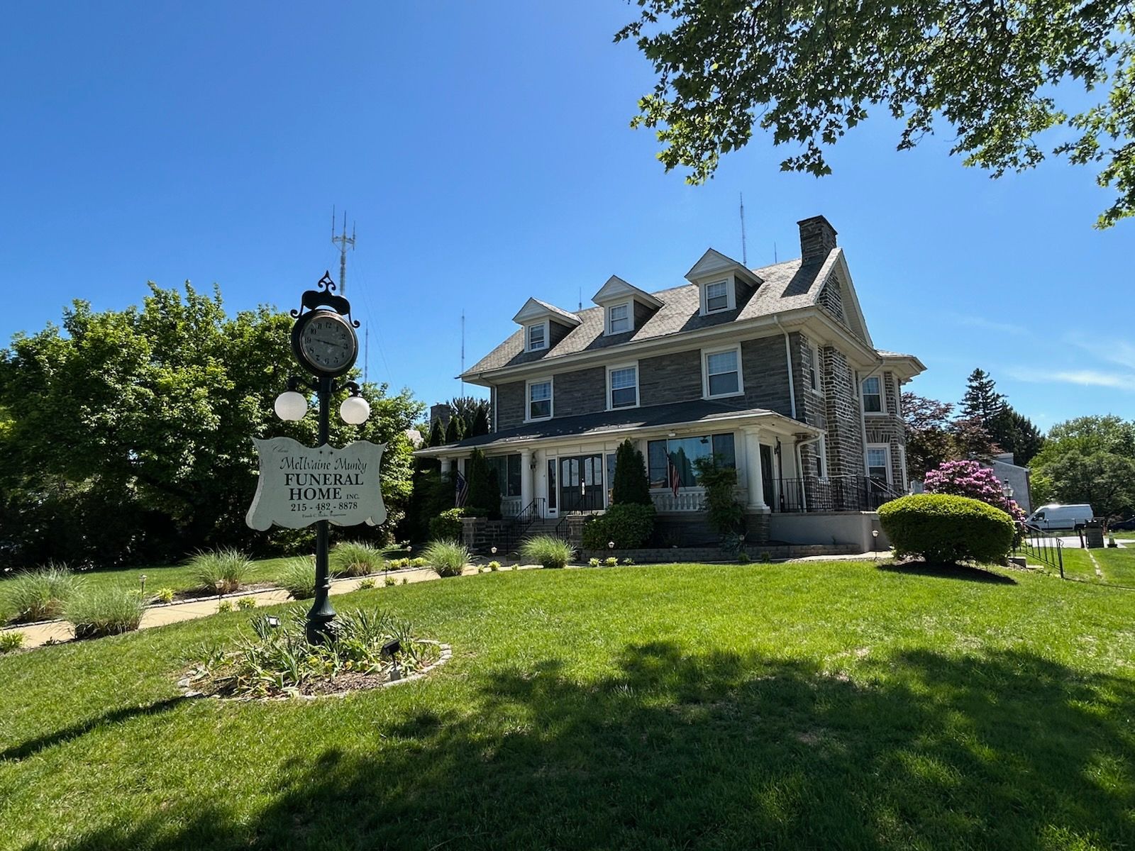 A church with a cross on the front of it