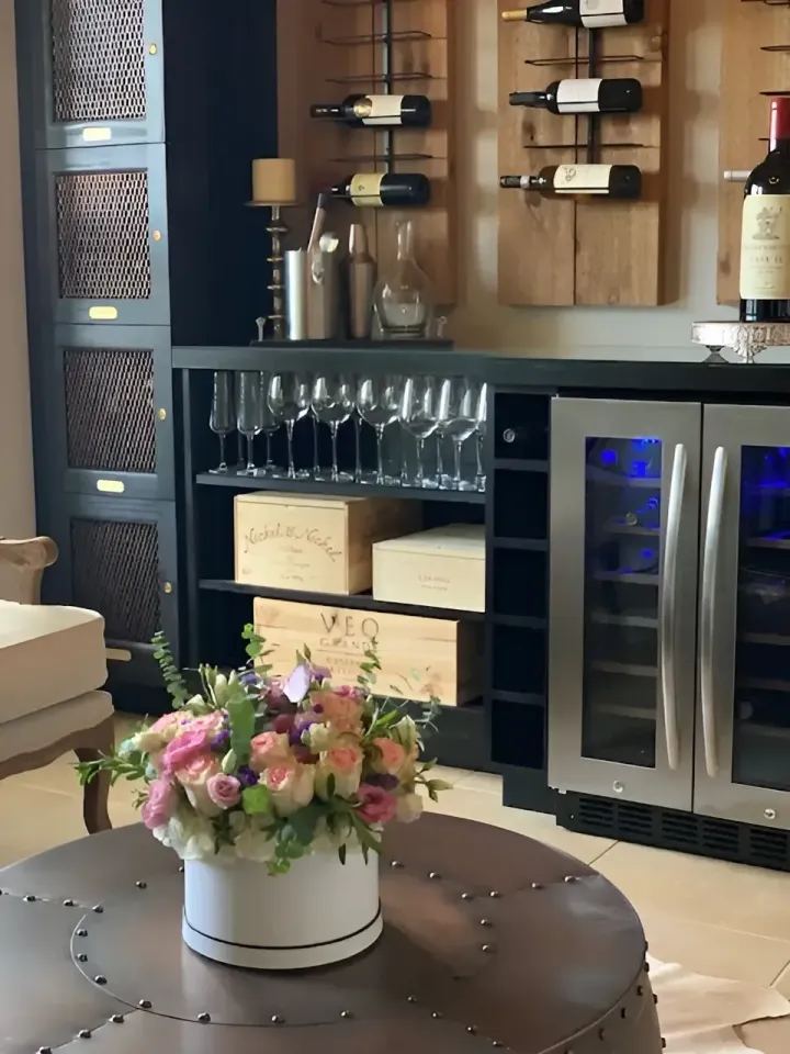 Elegant contemporary dining room interior design