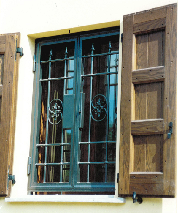 finestra prospetto con grata