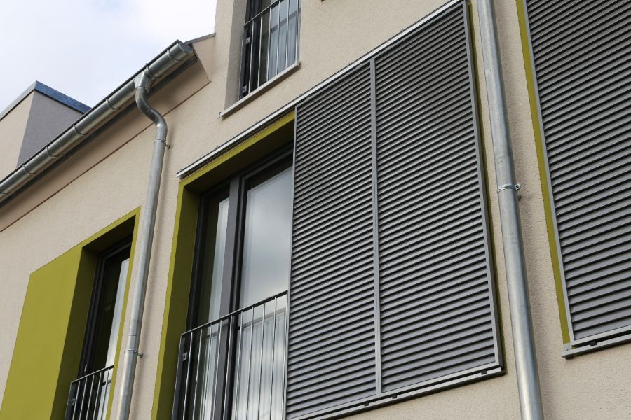 finestra con apertura verso l'esterno