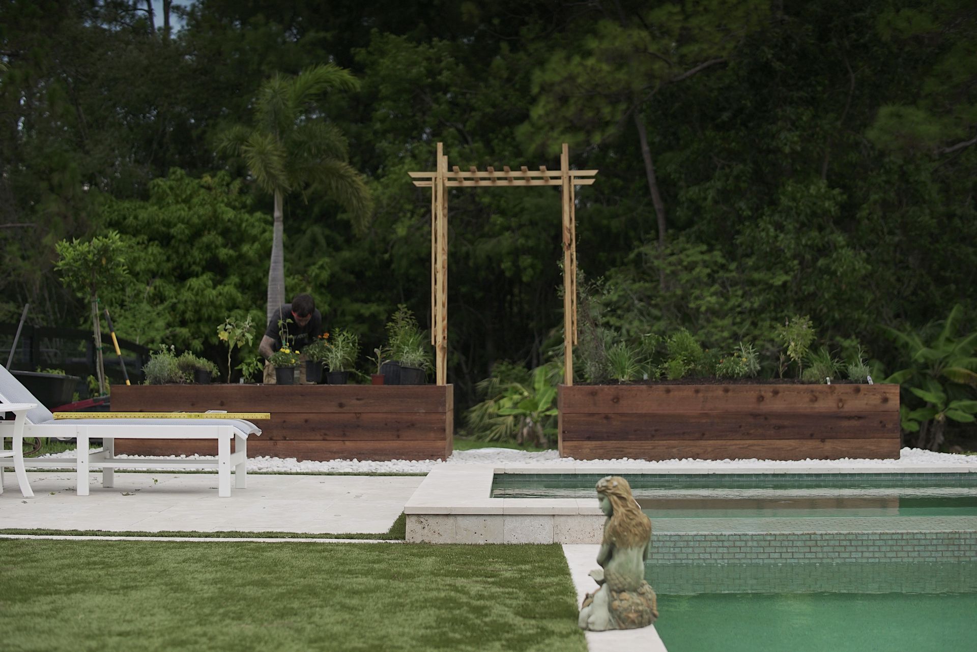 Bring Back Eden specializes in Bradenton and Sarasota Florida raised bed gardens. This garden compliments the lines of the pool.