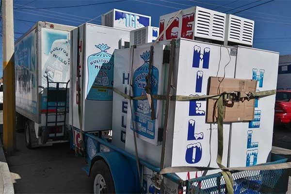 Un camión con un montón de refrigeradores.