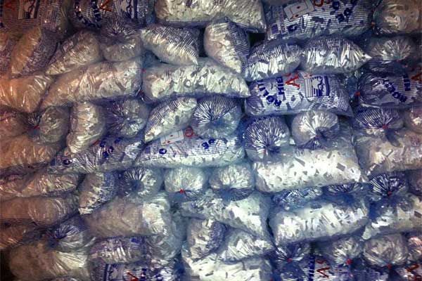 Un montón de bolsas de hielo están apiladas una encima de otra.