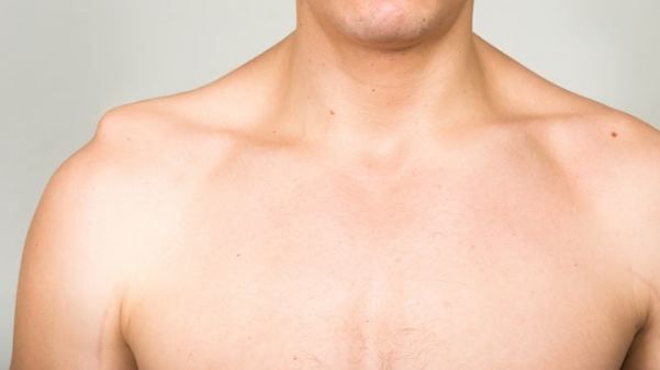 Um close do peito e do ombro de um homem.