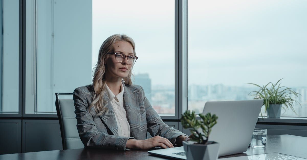 Vrouw achter bureau