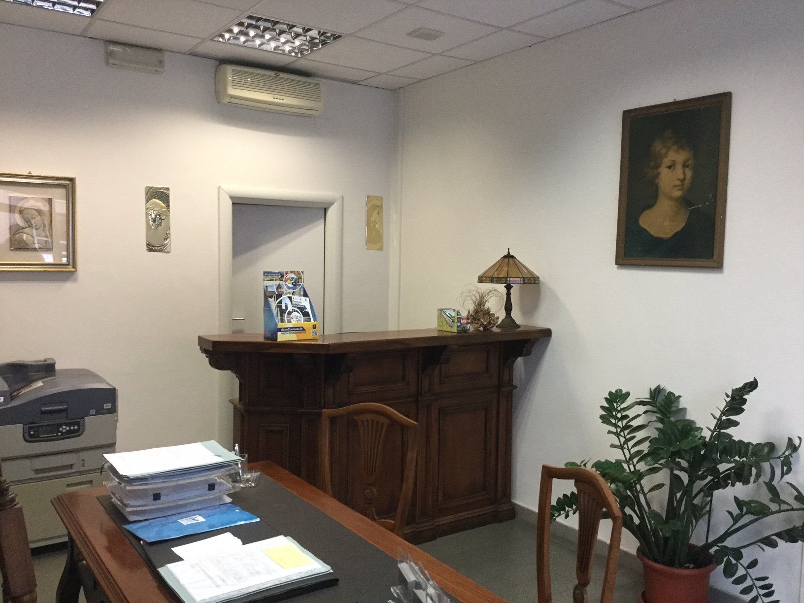 Interno dell'agenzia funebre