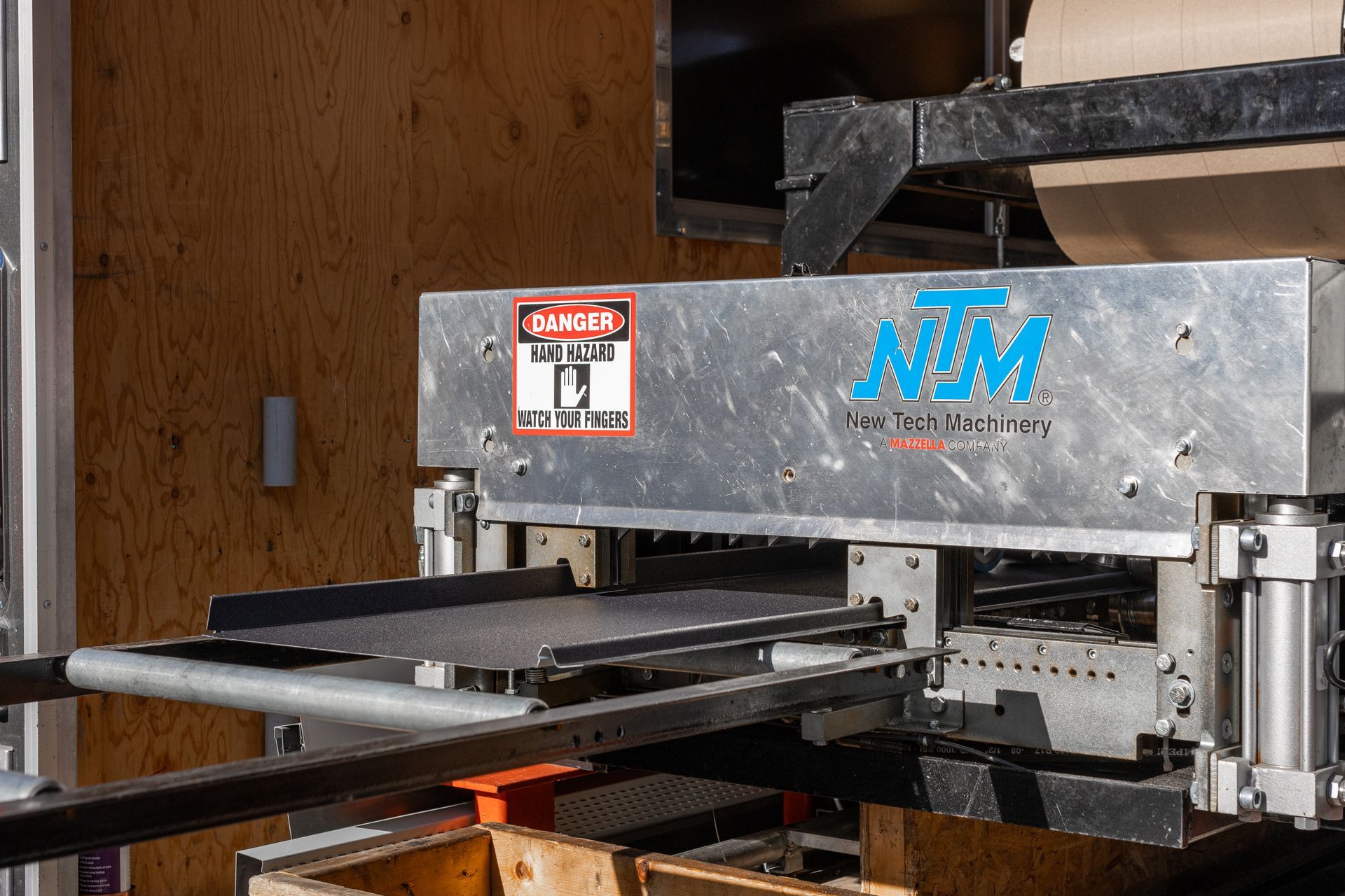 Metal cutting machine with 