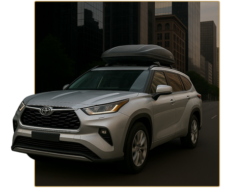 Una Toyota Highlander plateada con un portaequipajes encima.