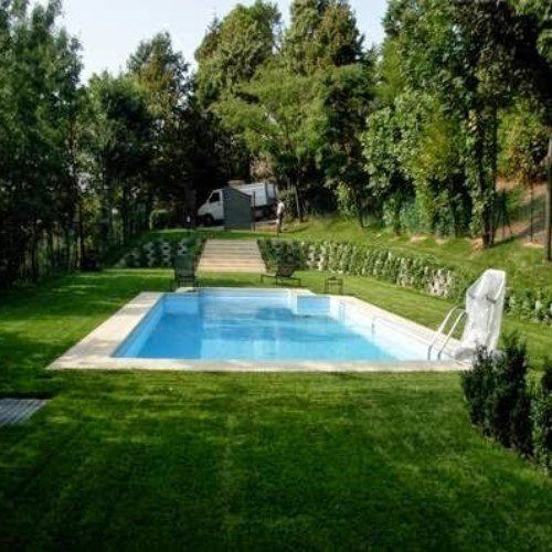 Piscina con giardino attorno