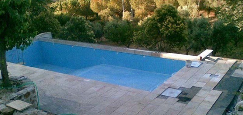 Piscina e pavimento in marmo