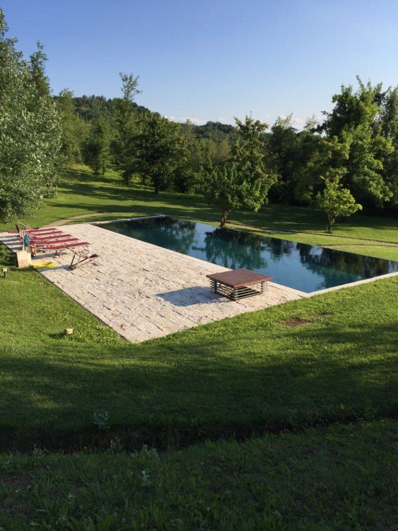 Piscina con pavimento