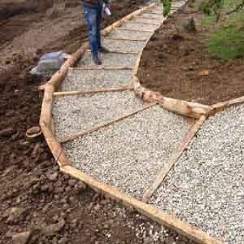 Strada giardino in legno e pietra