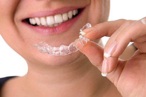 Qual a diferença entre Invisalign e Clear Aligner?