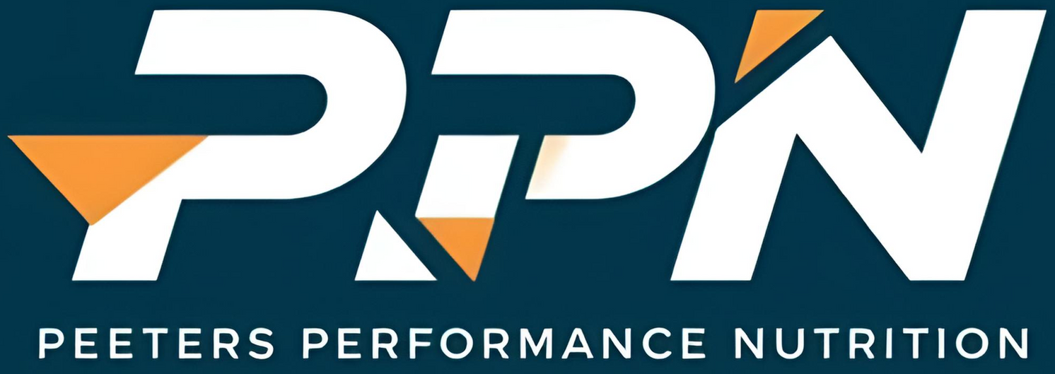 Logo voor Peeters Performance Nutrition: witte letters PPN met oranje driehoeken op een blauwe achtergrond.