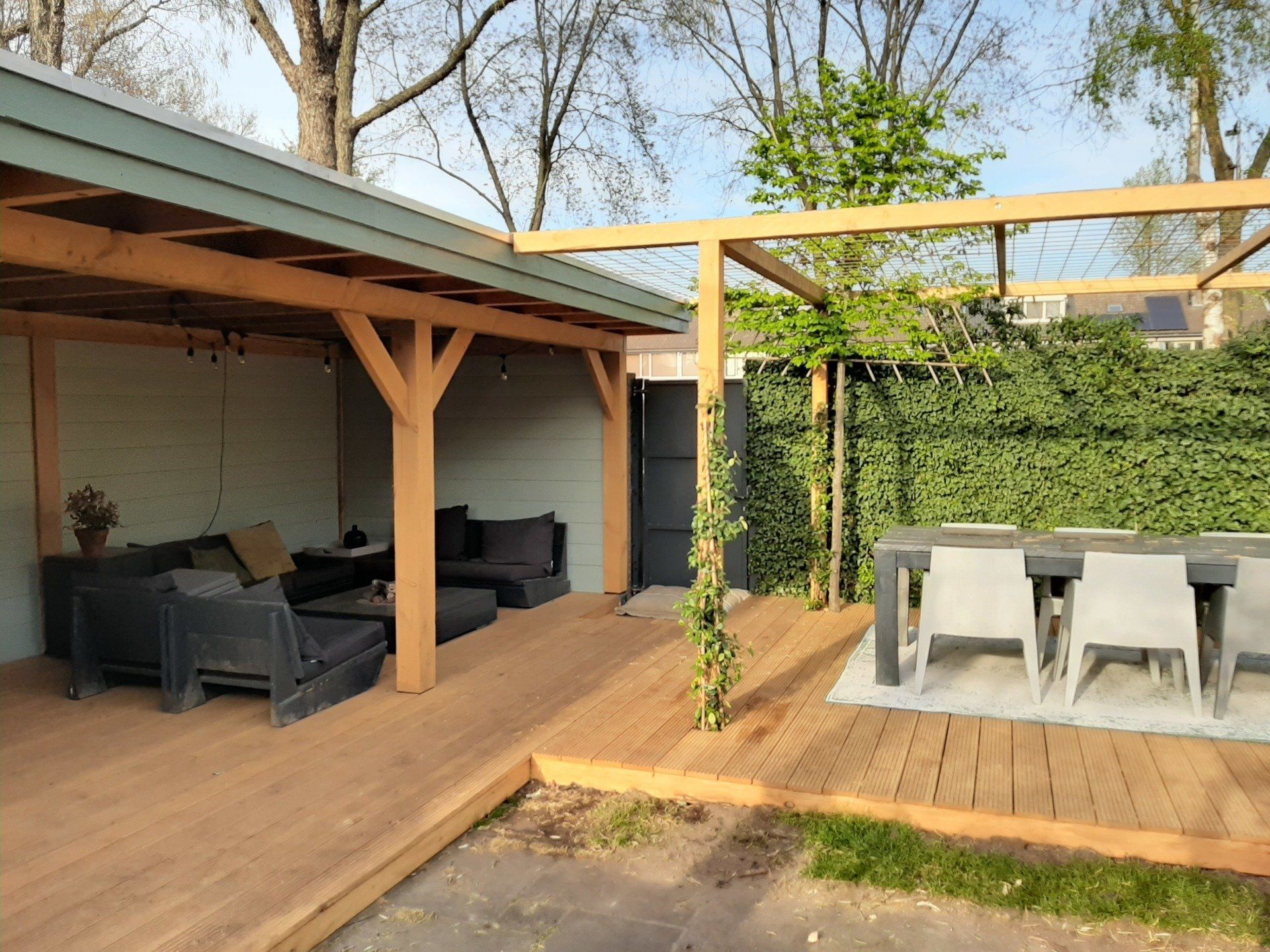 Terrasoverkapping met pergola en houten vlonder