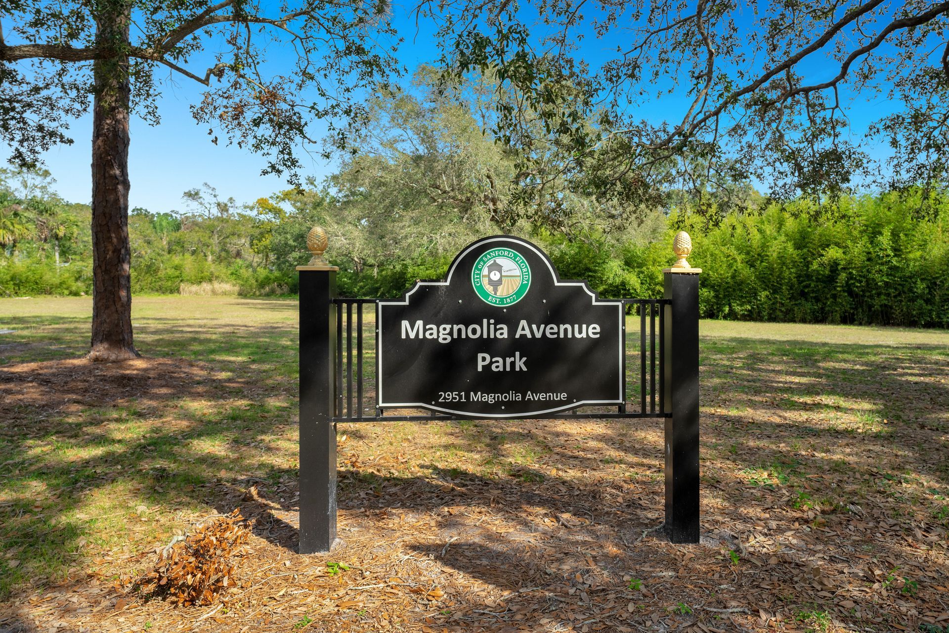 A sign that says magnolia avenue park on it.
