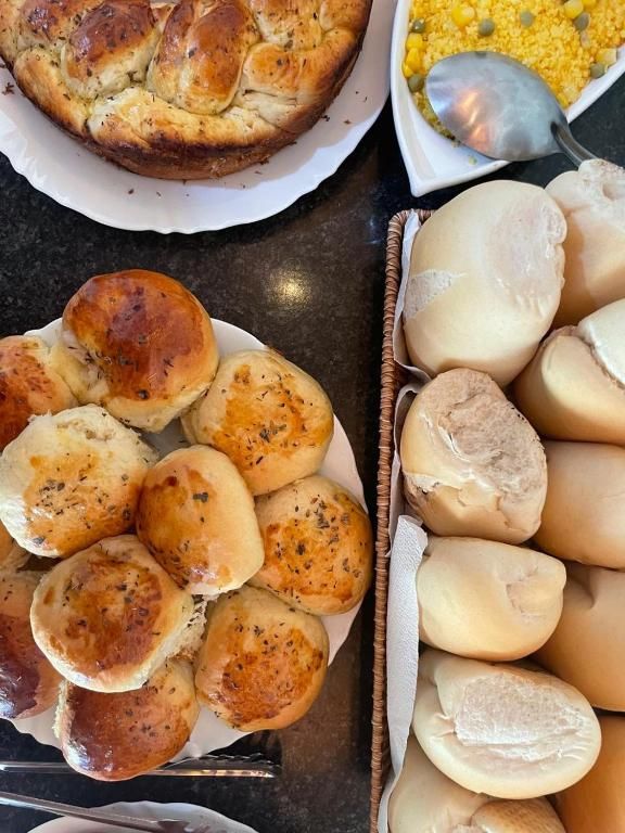 Vários tipos diferentes de pão em pratos sobre uma mesa