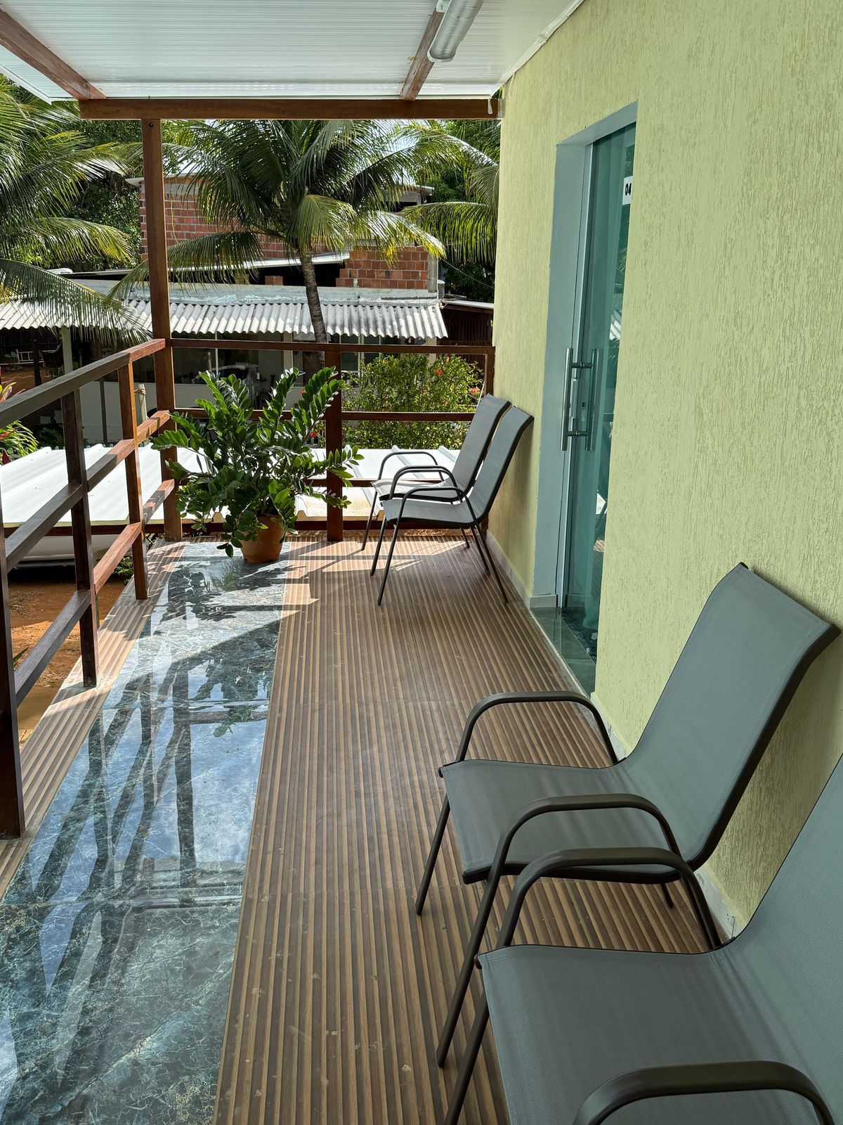 Uma varanda com cadeiras e uma mesa