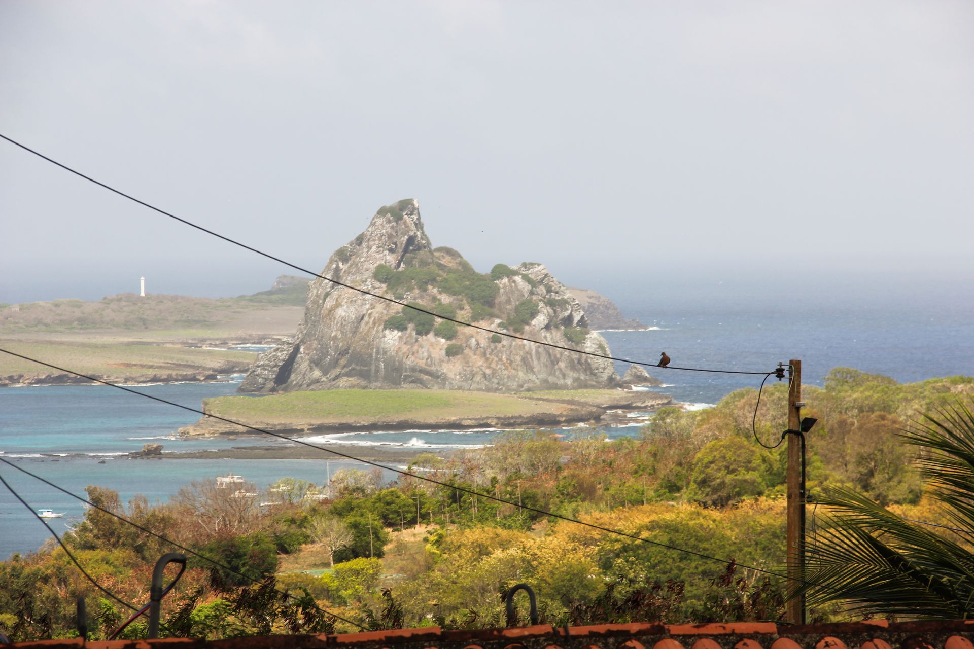 Uma vista de uma pequena ilha no meio do oceano