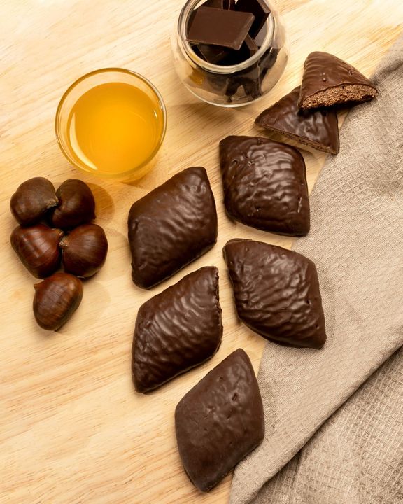 Interno vuoto di un ristorante con tavoli quadrati, sedie e grandi finestre con vista sulla città e sull'acqua.