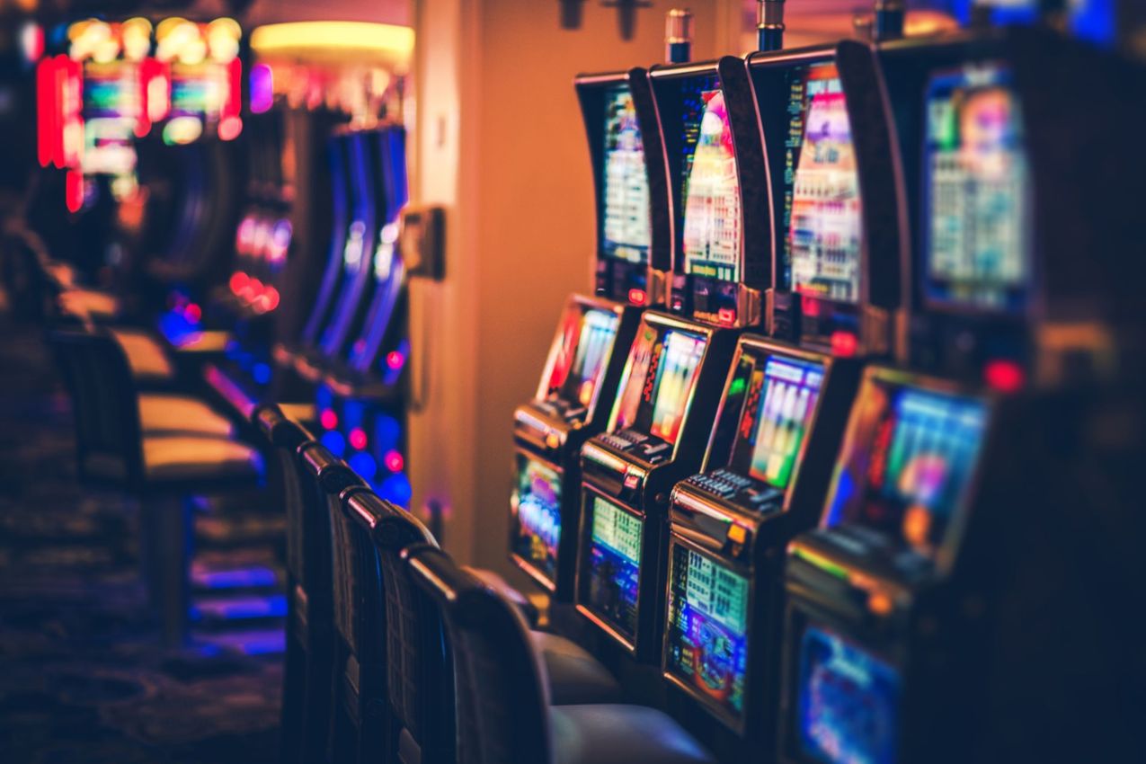 fila di slot machine in una sala giochi