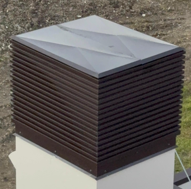 Comignolo in metallo marrone con tetto a più pannelli.