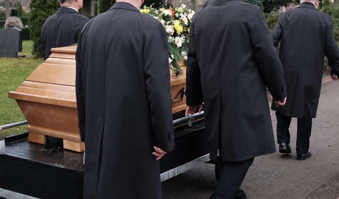 staff di onoranze funebri durante funerale