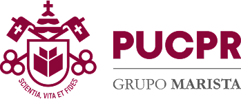 Logotipo da PUCPR. Apresenta um escudo com um livro, chaves e bandeiras, com os dizeres "PUCPR" e "GRUPO MARISTA".