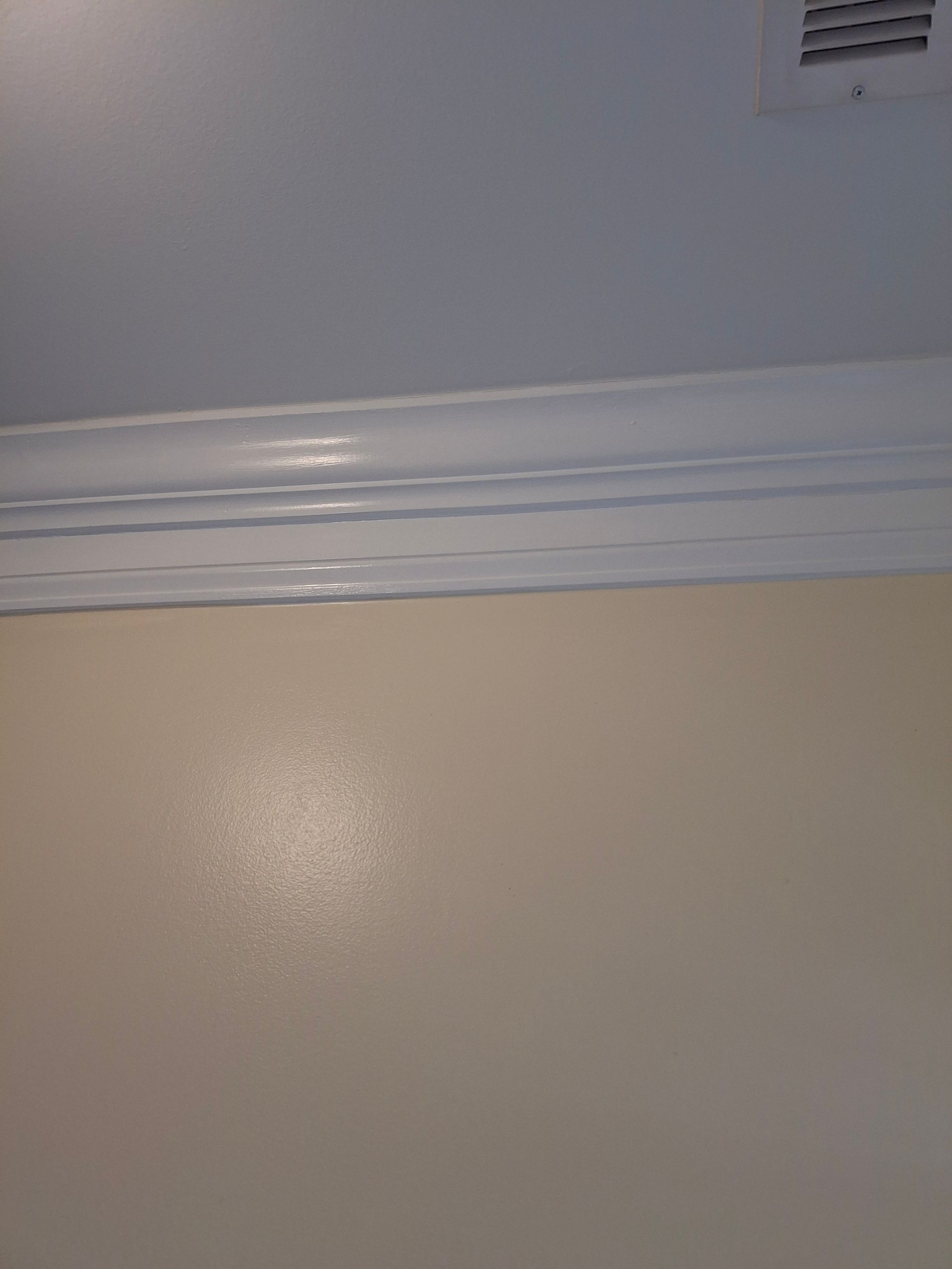 A close up of a white molding on a wall.