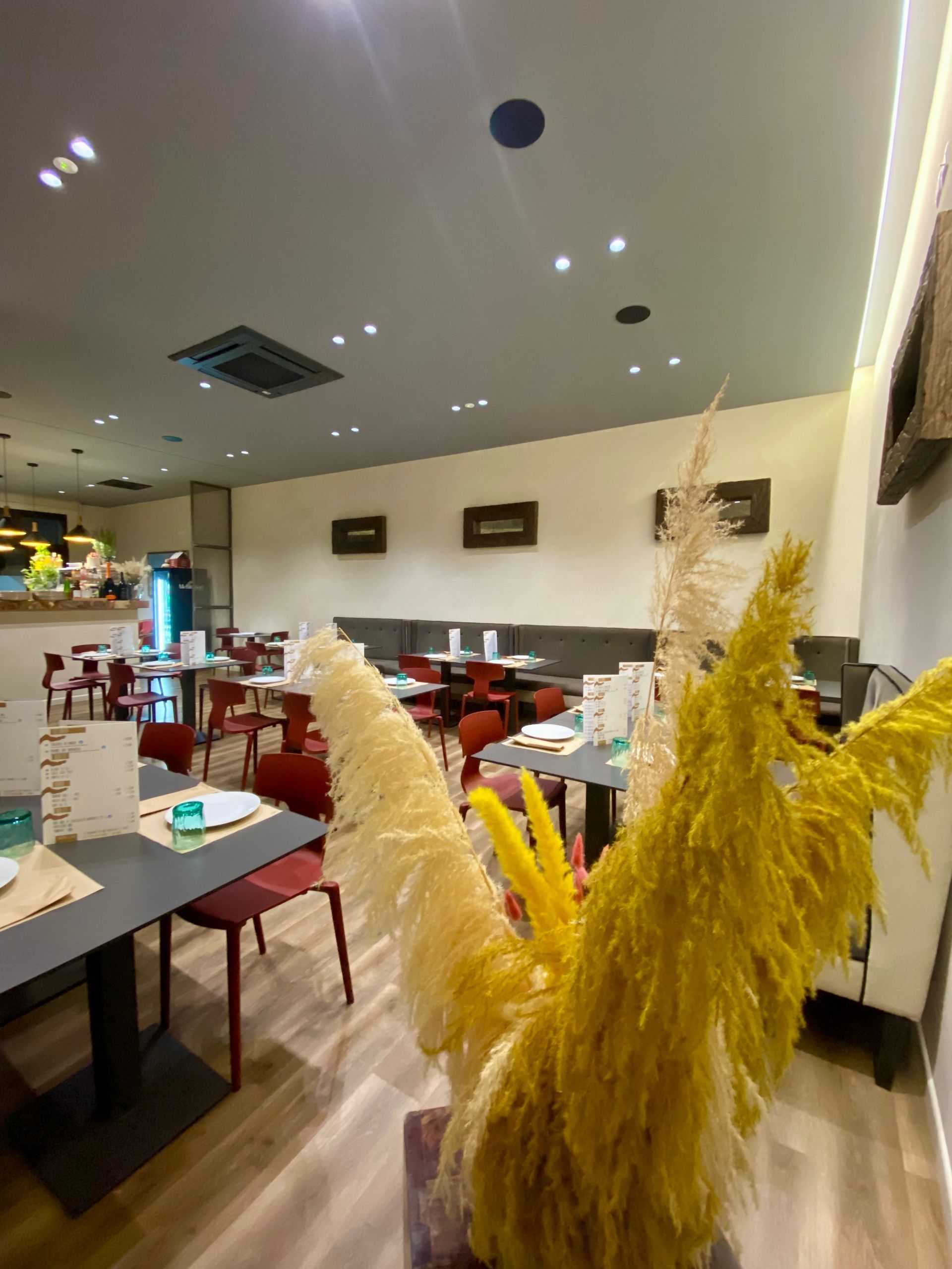 Una fila di buffet in un ristorante con tavoli e sedie