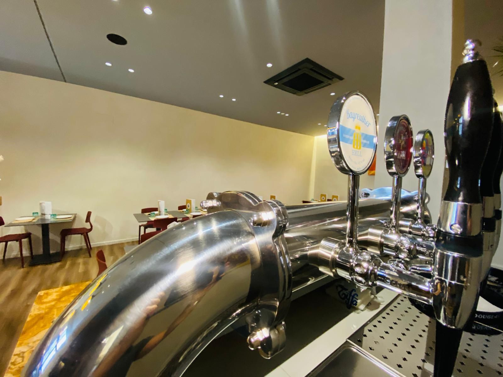 Primo piano di una spina di birra in un ristorante.