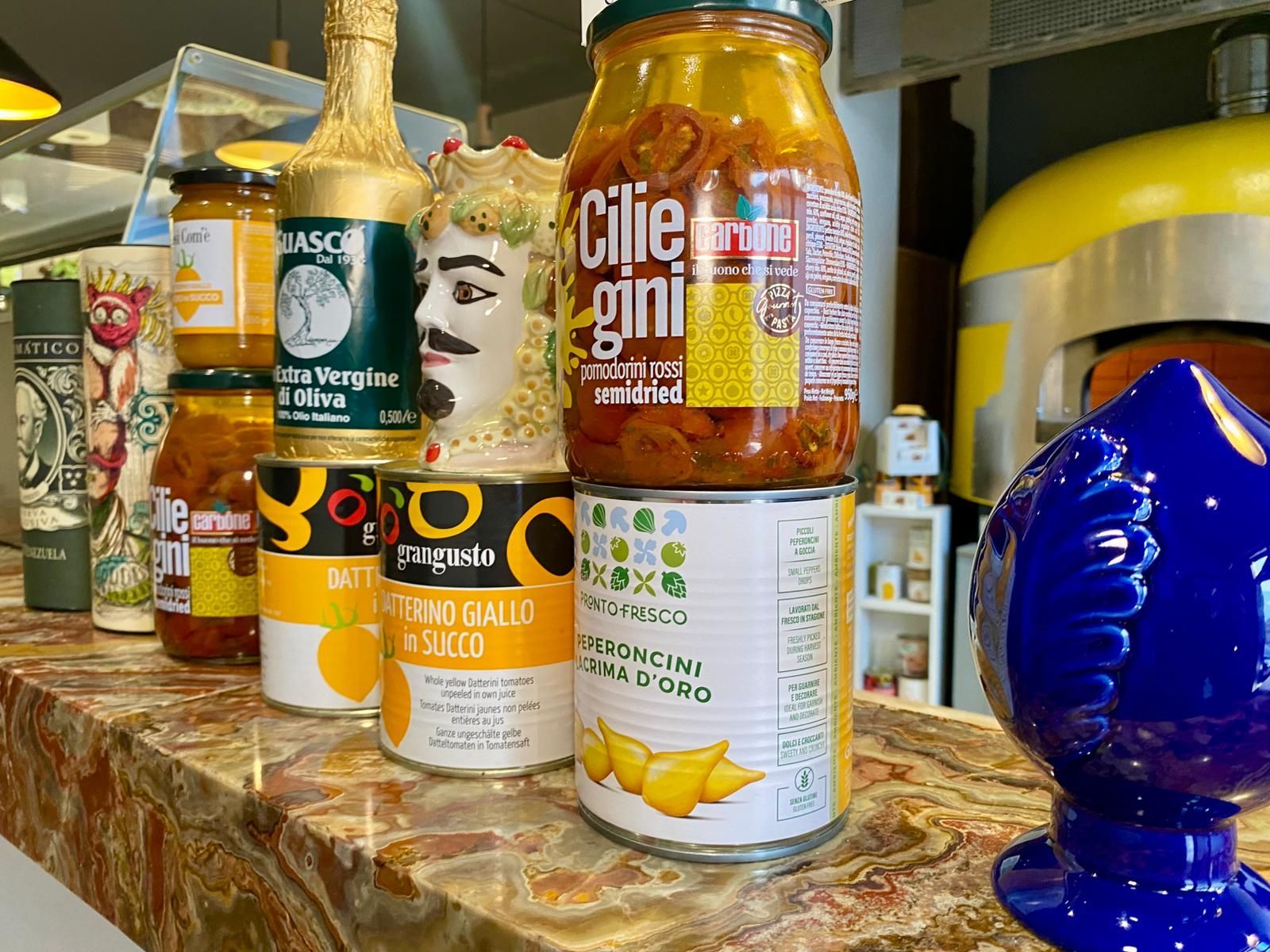 Un mucchio di scatolette di cibo sono impilate una sopra l'altra su un bancone.